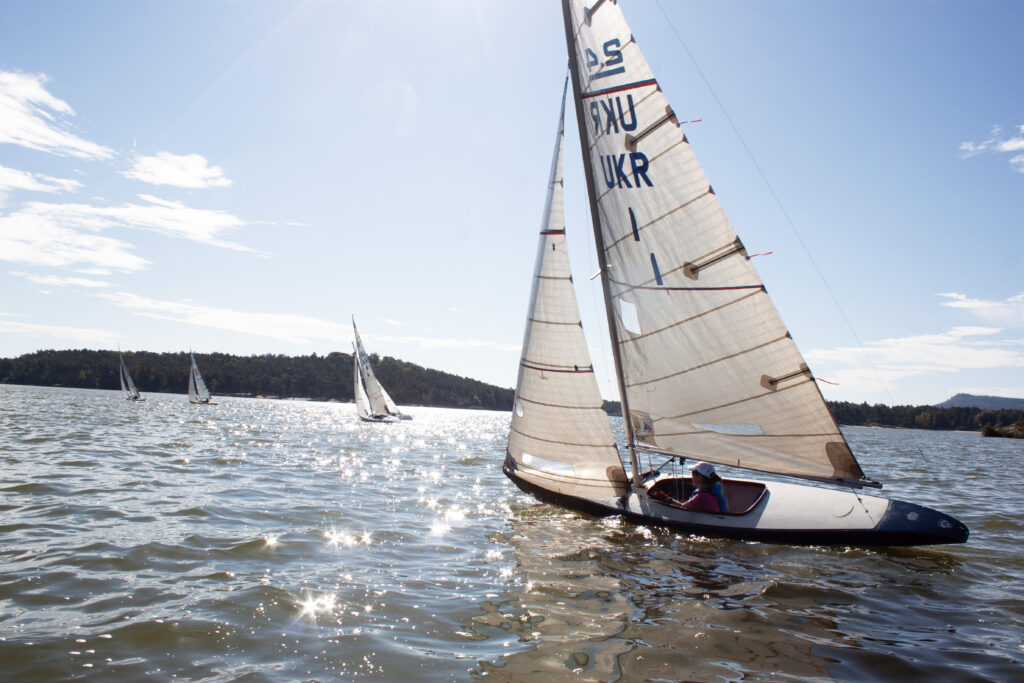 Тримати курс на життя. Як українські захисники та захисниці проходять реабілітацію під вітрилами