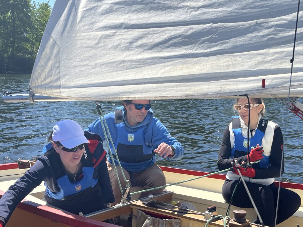 Тримати курс на життя. Як українські захисники та захисниці проходять реабілітацію під вітрилами