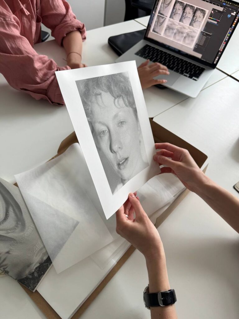 «Я їду додому їсти шовковицю з дерева». Видавництво ist publishing випустило артбук художниці Каті Лесів