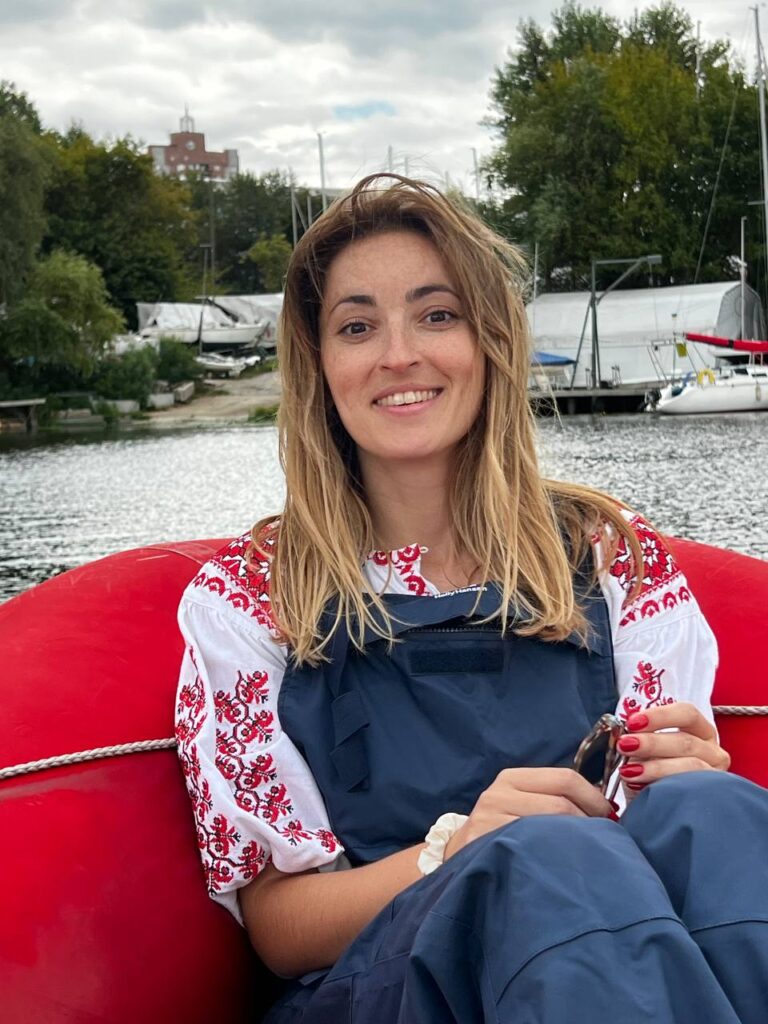 Тримати курс на життя. Як українські захисники та захисниці проходять реабілітацію під вітрилами