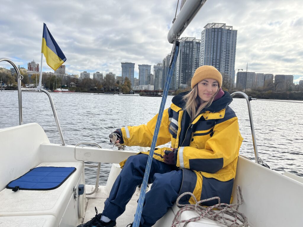 Тримати курс на життя. Як українські захисники та захисниці проходять реабілітацію під вітрилами