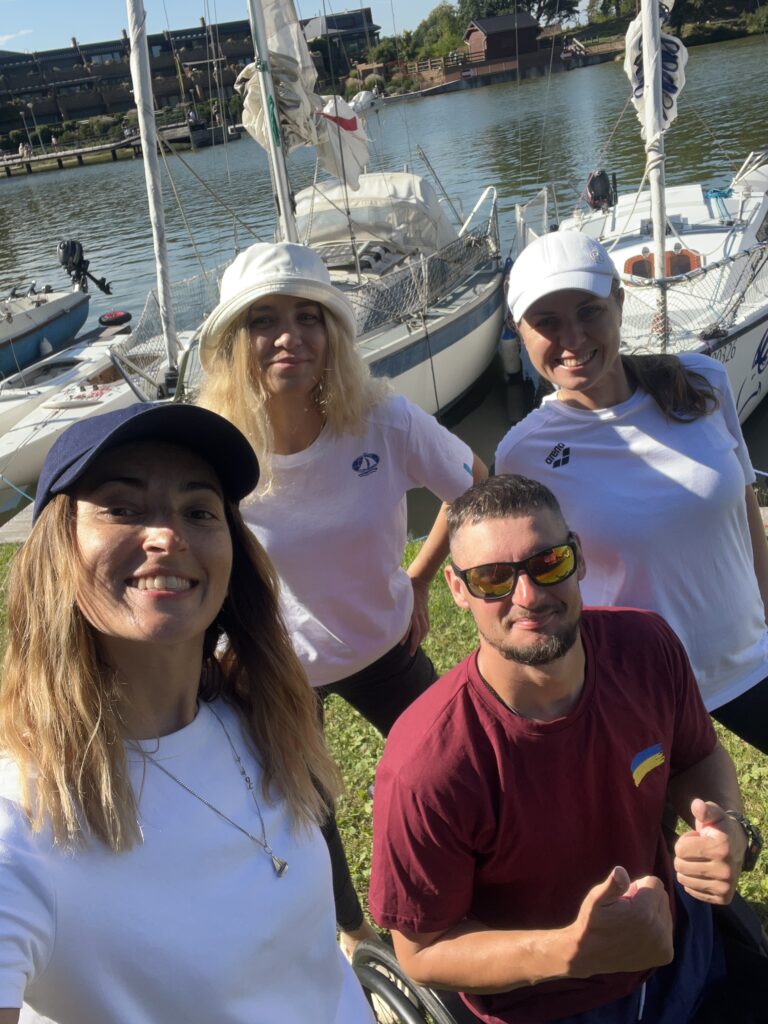 Тримати курс на життя. Як українські захисники та захисниці проходять реабілітацію під вітрилами