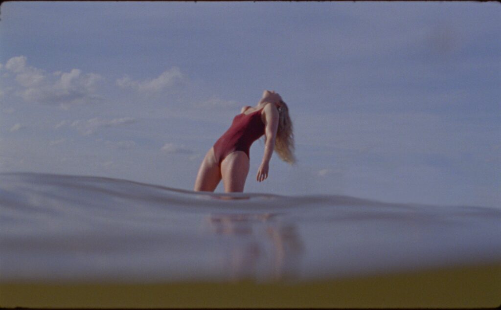 «Нас створювали, щоб нами володіли чоловіки, і сама ця ідея пригнічує». Крістен Стюарт про жіночий досвід у режисерському дебюті «Хронологія води»