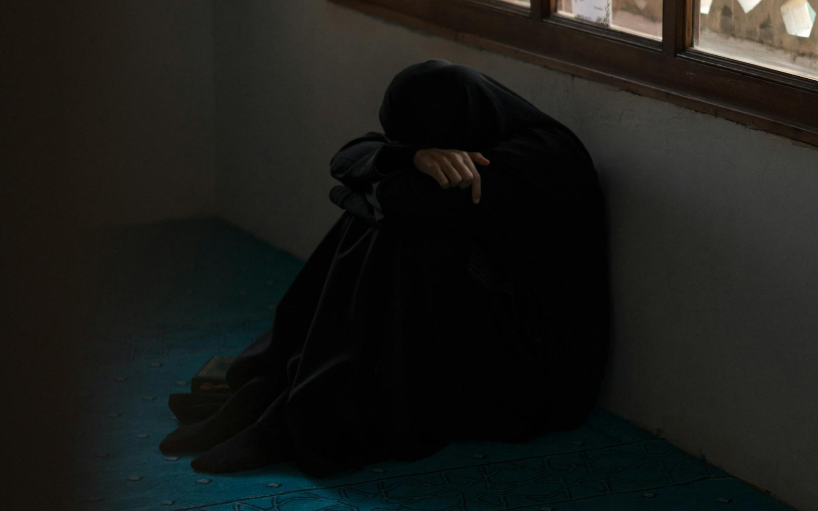 В Афганістані жінок зобов’язали носити бурки, щоб потрапити до лікарні