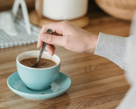 Таємно додавав сечогінне у напої: експосадовця Мінкульту Франції звинувачують у сексуальному насильстві та введенні шкідливої речовини майже 300 жінкам