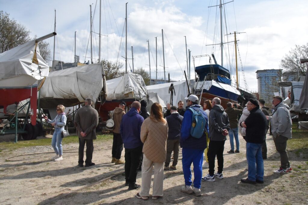 Тримати курс на життя. Як українські захисники та захисниці проходять реабілітацію під вітрилами