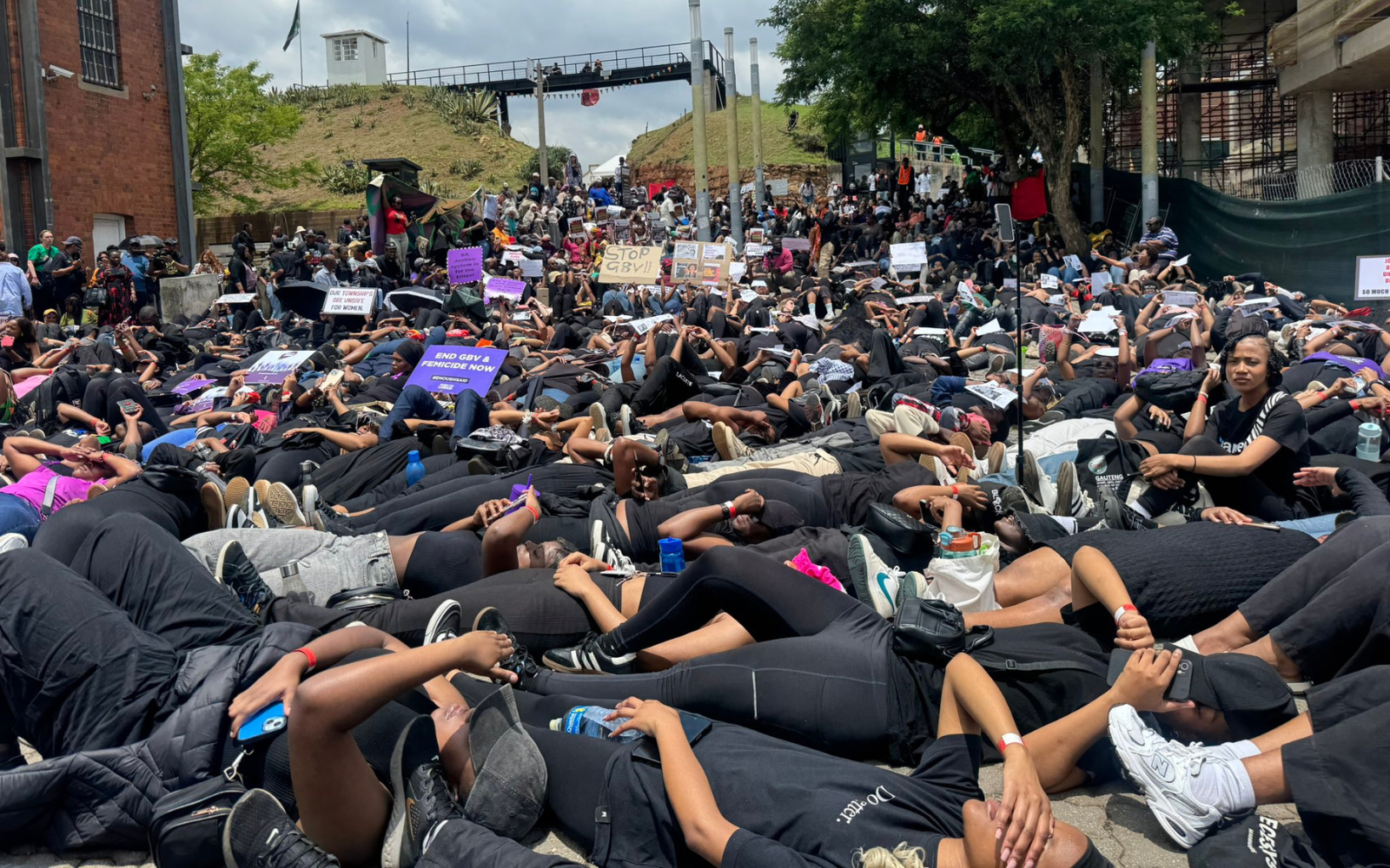 У Південній Африці відбувся загальнонаціональний протест проти феміциду та гендерного насильства: уряд визнав їх національною катастрофою