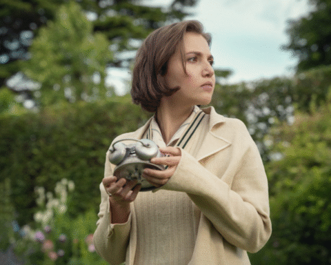 Netflix представив перший офіційний тизер серіалу Сім циферблатів за романом Агати Крісті, головну роль зіграє Мія Маккенна-Брюс