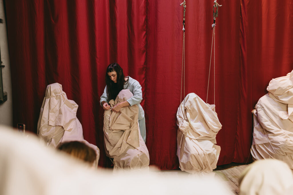 Якби людей можна було захистити, як пам’ятники. Художниця Галина Андрусенко показала перформанс «Захищені»