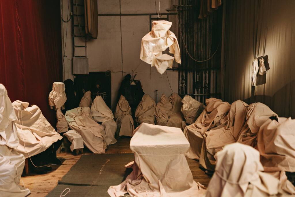 Якби людей можна було захистити, як пам’ятники. Художниця Галина Андрусенко показала перформанс «Захищені»