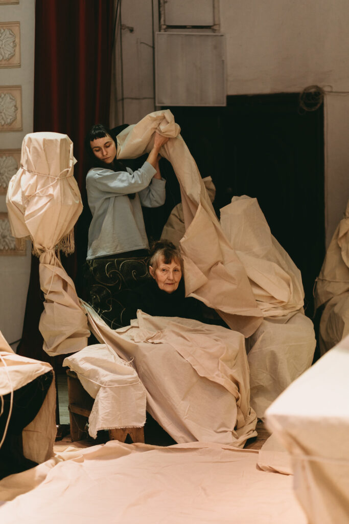 Якби людей можна було захистити, як пам’ятники. Художниця Галина Андрусенко показала перформанс «Захищені»