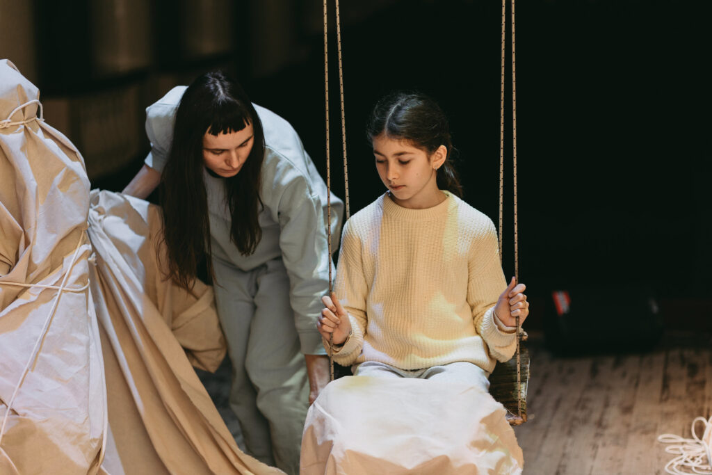 Якби людей можна було захистити, як пам’ятники. Художниця Галина Андрусенко показала перформанс «Захищені»