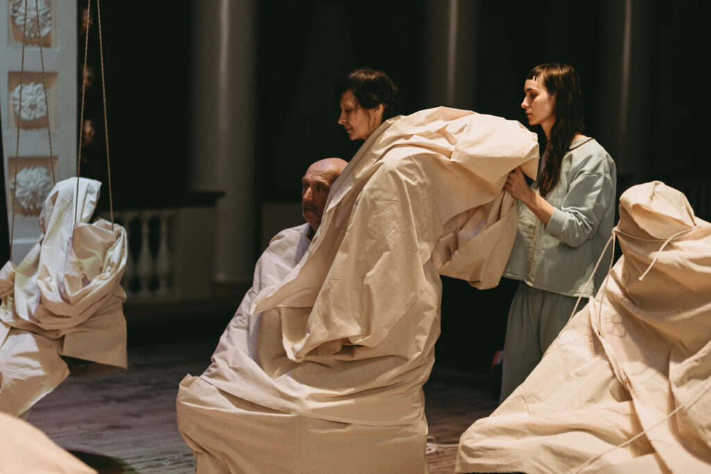 Якби людей можна було захистити, як пам’ятники. Художниця Галина Андрусенко показала перформанс «Захищені»