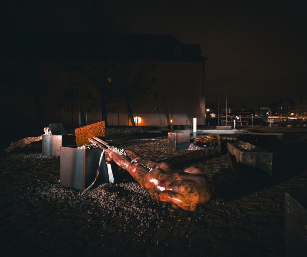 У Копенгагені невідомий зруйнував скульптури Марії Куліковської, присвячені темі війни та життєстійкості українок 2 У Копенгагені невідомий зруйнував скульптури Марії Куліковської, присвячені темі війни та життєстійкості українок