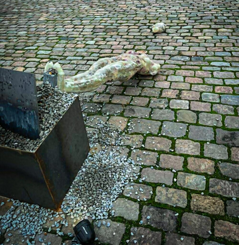 У Копенгагені невідомий зруйнував скульптури Марії Куліковської, присвячені темі війни та життєстійкості українок 5 У Копенгагені невідомий зруйнував скульптури Марії Куліковської, присвячені темі війни та життєстійкості українок