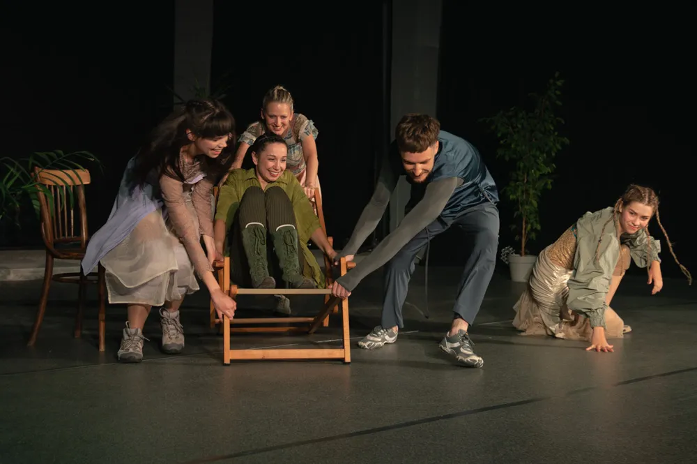 У Києві покажуть танцювальну виставу з жестовою мовою за мотивами текстів Олівії Ленґ