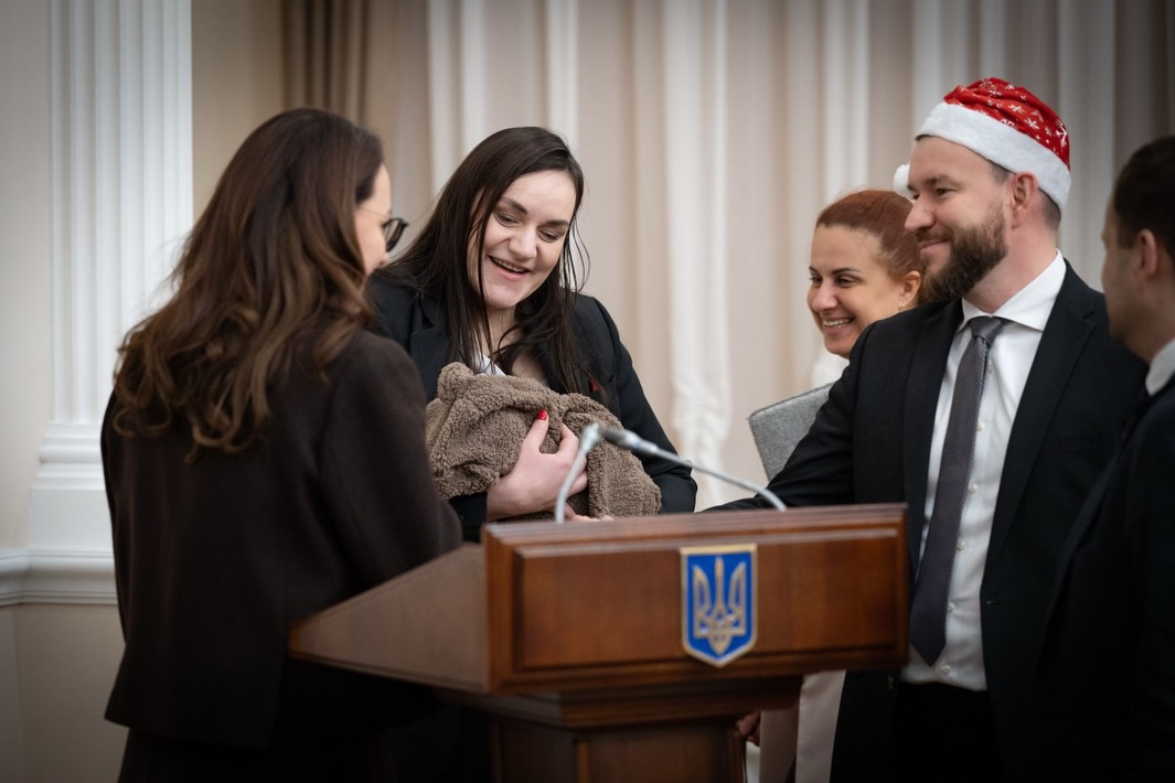 Тетяна Бережна прийшла з новонародженою донькою на засідання уряду