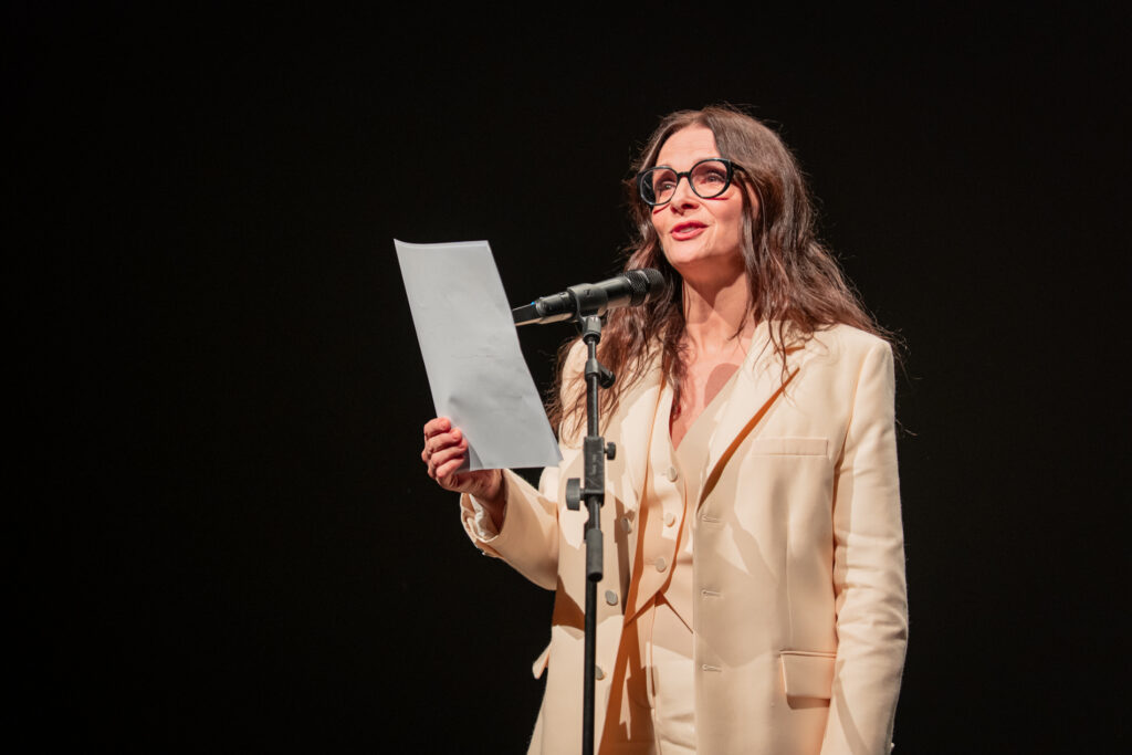 Акторка Жульєт Бінош зачитала французькою вірш української режисерки та письменниці Ірини Цілик 