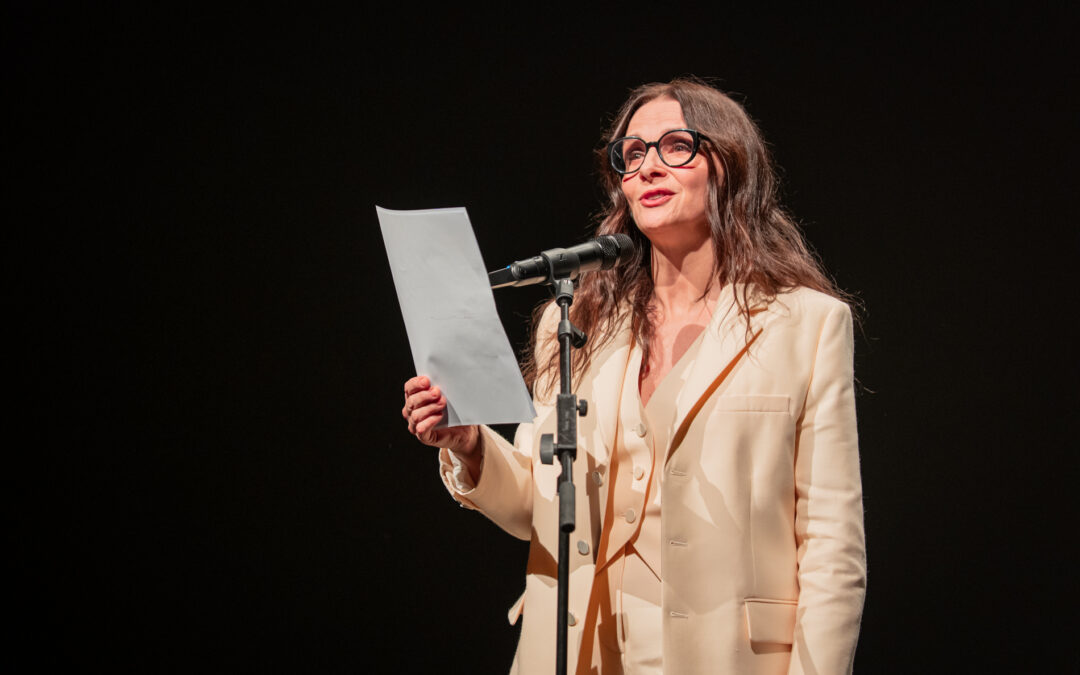 Акторка Жульєт Бінош зачитала французькою вірш української режисерки та письменниці Ірини Цілик 