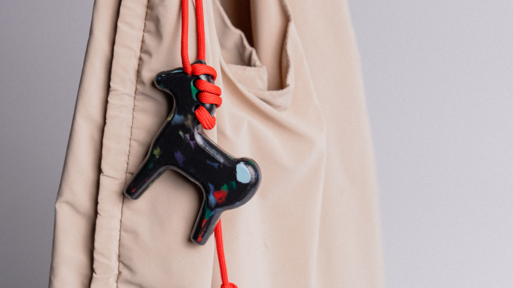 «Коник з Хортиці». Animalism by UAnimals випустив брелок із пластику, зібраного на найбільшому острові на Дніпрі