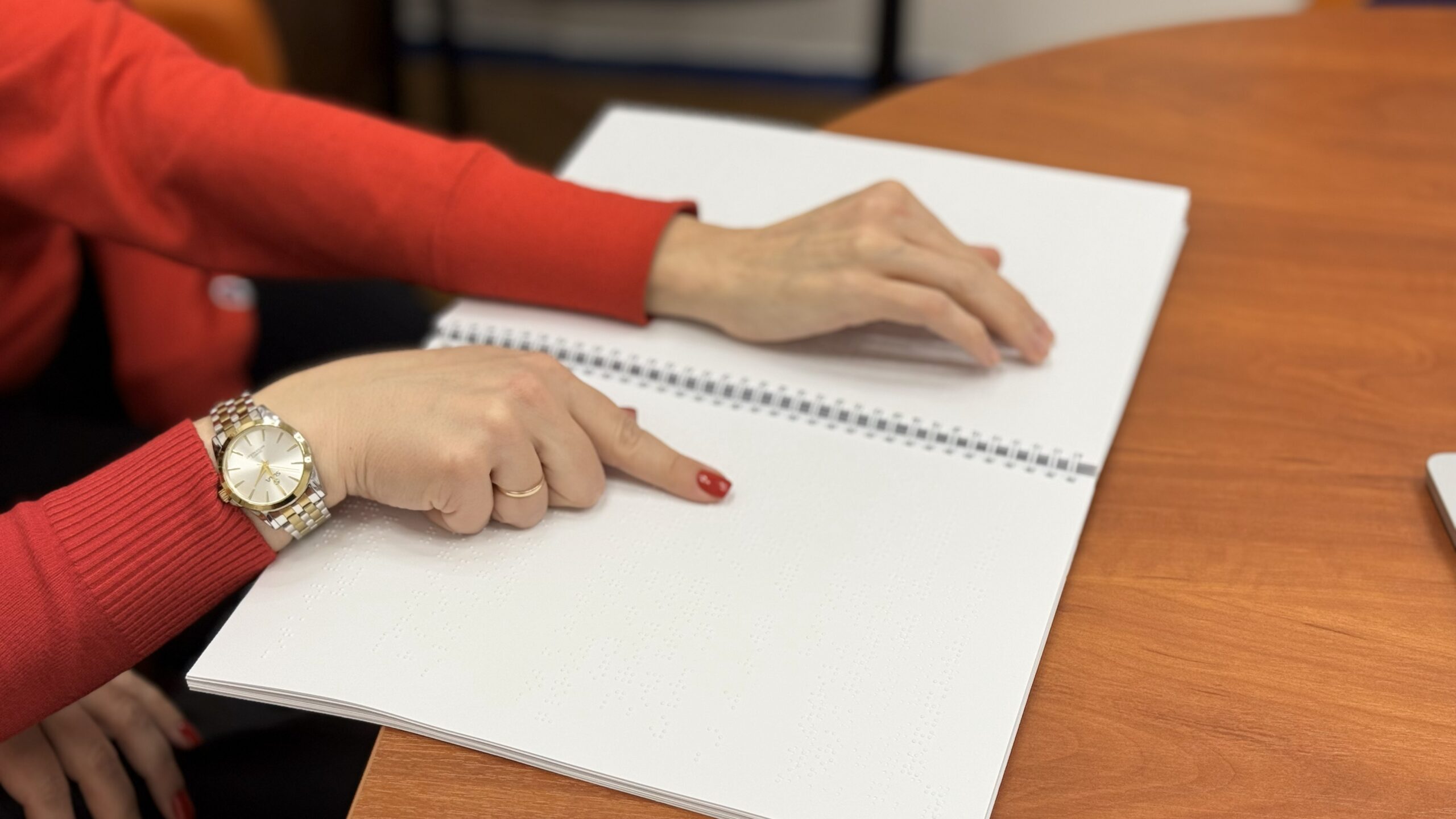 В Україні надрукували шрифтом Брайля унікальні «Мотиваційний календар» і «Щоденник натхнення» для жінок