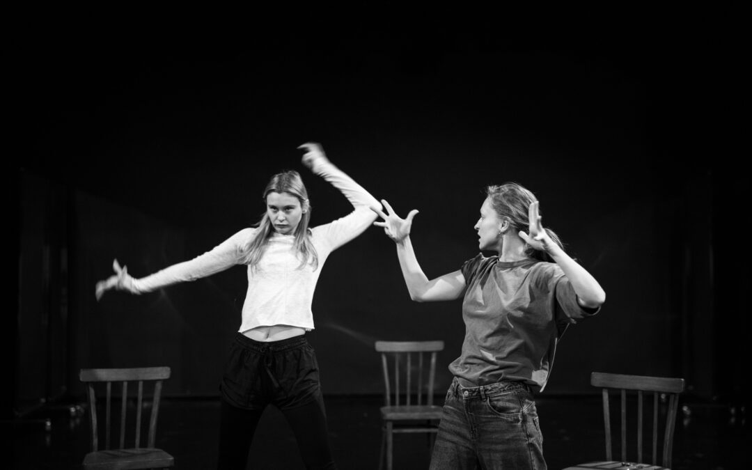 «Місячні»: Молодий театр презентує перформативну виставу про жіноче тіло, свободу та виживання під час війни