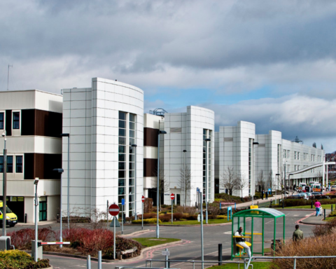 В Англії колишнього лікаря звинуватили у зґвалтуванні та сексуальному насильстві щодо 38 пацієнток, серед них діти до 13 років