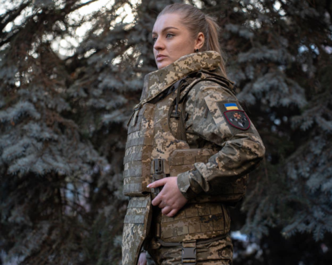 У ЗСУ розповіли, коли почнуть видавати жіночі бронежилети українським військовослужбовицям