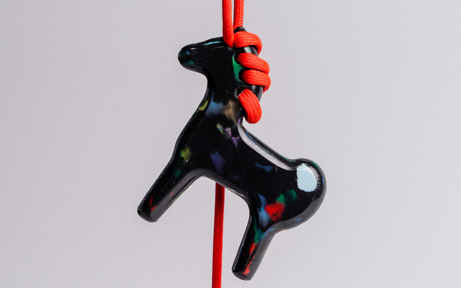 «Коник з Хортиці». Animalism by UAnimals випустив брелок із пластику, зібраного на найбільшому острові на Дніпрі