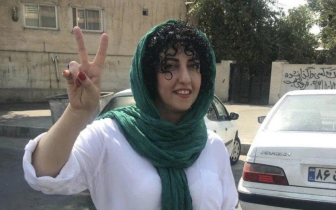 «Ми одягнемо твою матір у жалобу». Нобелівську лауреатку Наргес Мохаммаді двічі возили до лікарні після затримання і побиття кийками