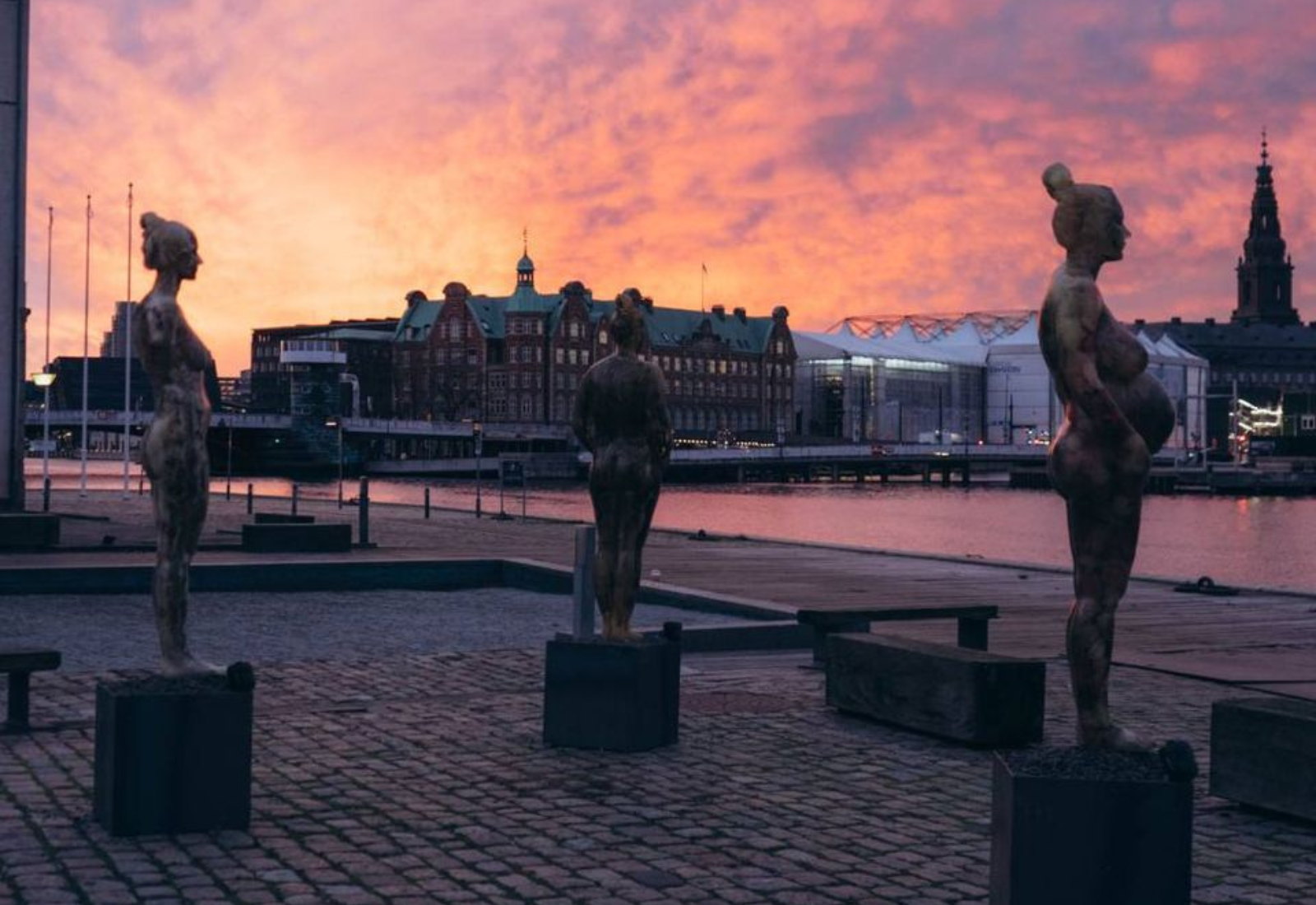 У Копенгагені невідомий зруйнував скульптури Марії Куліковської, присвячені темі війни та життєстійкості українок