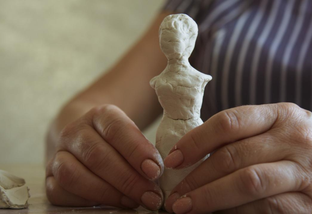 Світова прем’єра документального фільму «Сліди» режисерок Аліси Коваленко та Марисі Нікітюк відбудеться на Берлінале 2 Аліса Коваленко і Марися Нікітюк знімають документальний фільм Сліди про воєнні злочини росії та боротьбу українок за справедливість