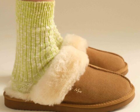 Чому варто носити капці вдома?