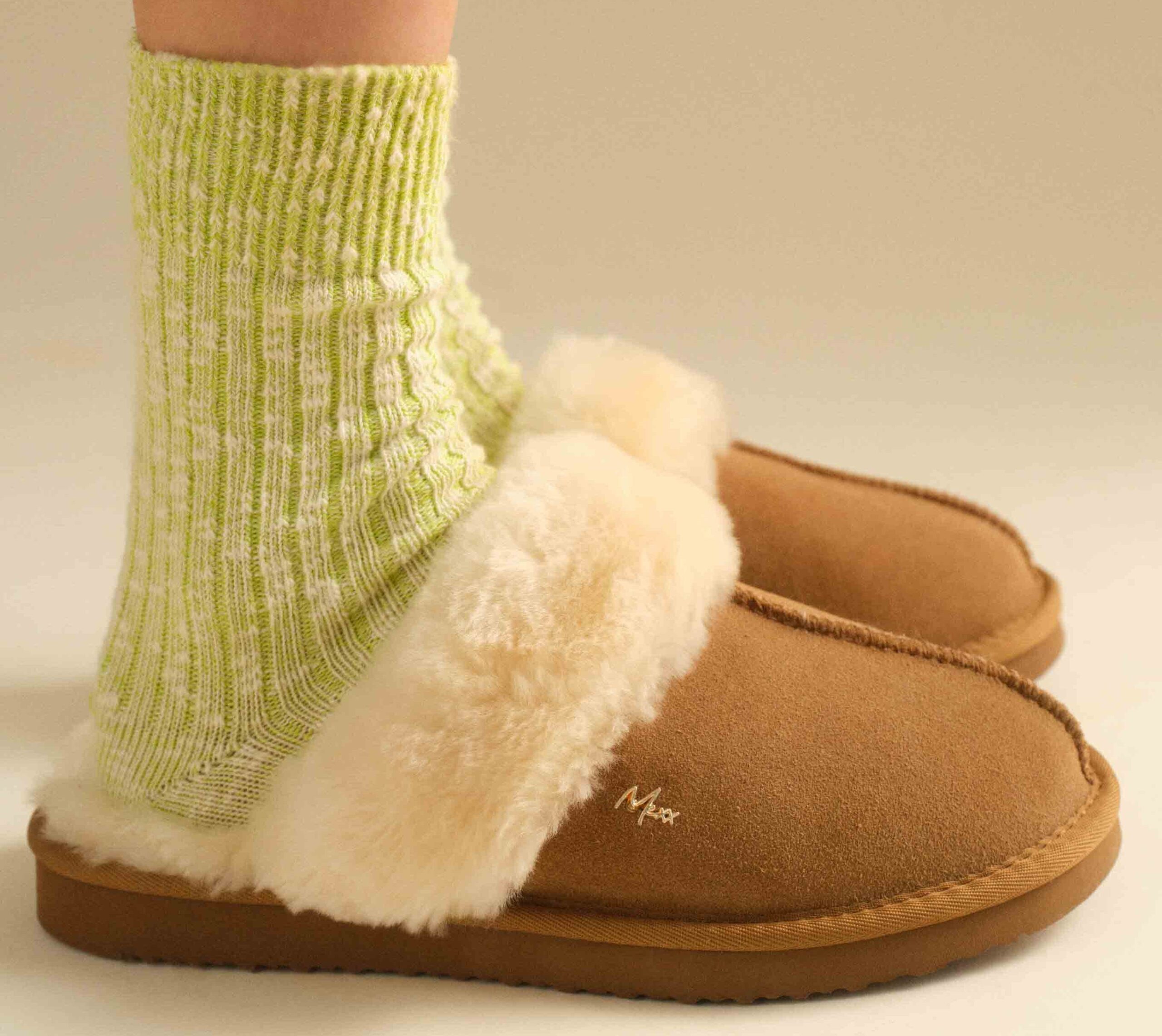 Чому варто носити капці вдома?