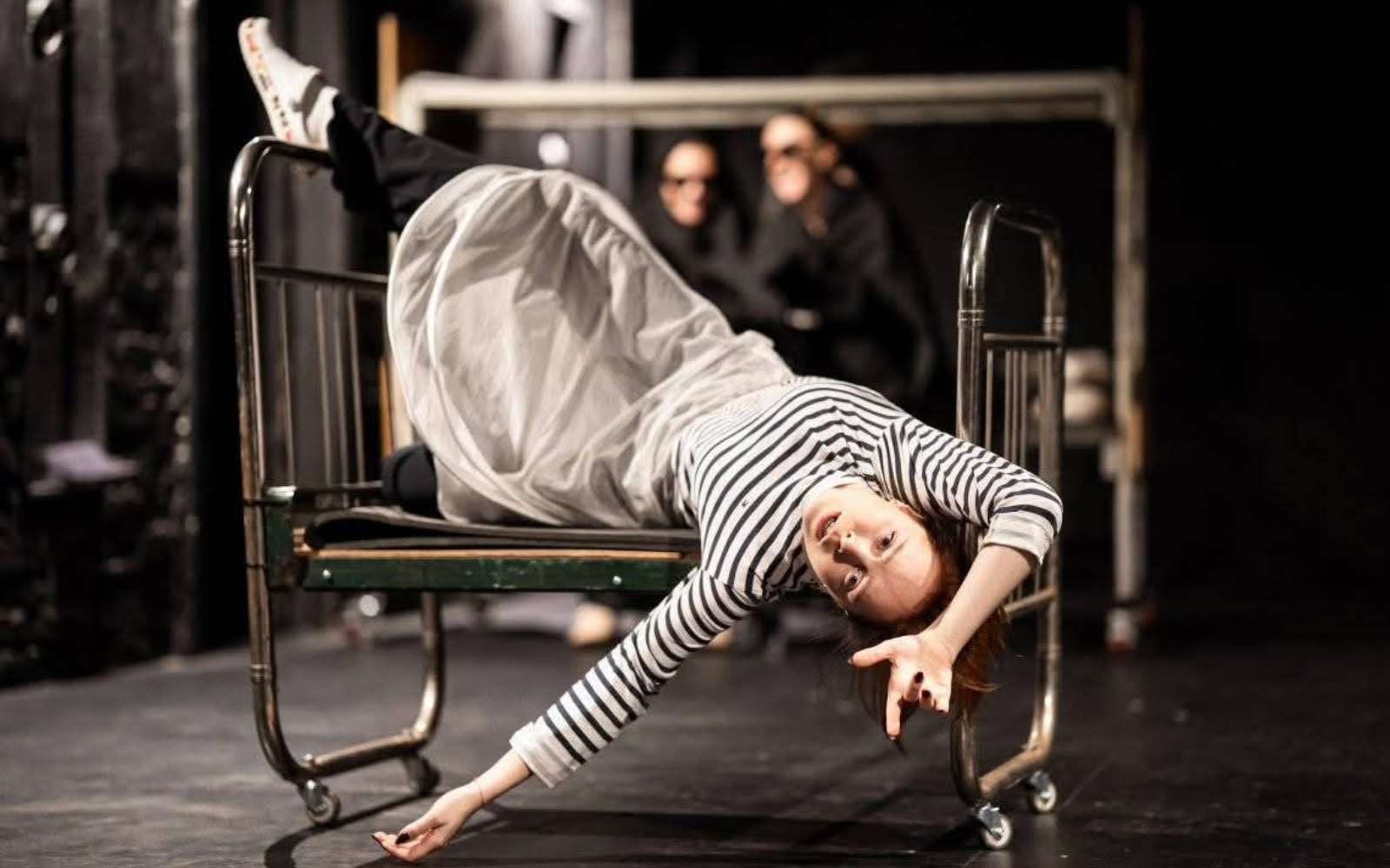 Режисерський дебют акторки Христі Любої: у театрі «Золоті ворота» покажуть «Чорну шаль» за новелою Піранделло