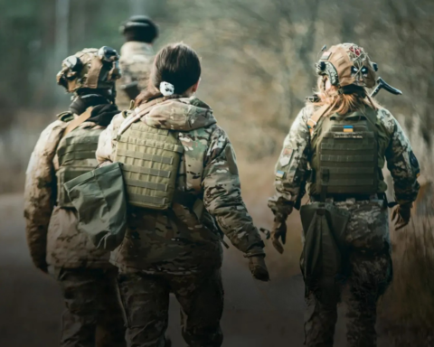 Міноборони відзвітувало про повне забезпечення потреб військовиць у польовій формі у 2025 році, але більшість досі носять чоловічі моделі