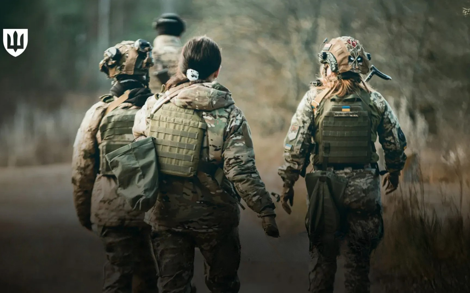 Міноборони відзвітувало про повне забезпечення потреб військовиць у польовій формі у 2025 році, але більшість досі носять чоловічі моделі