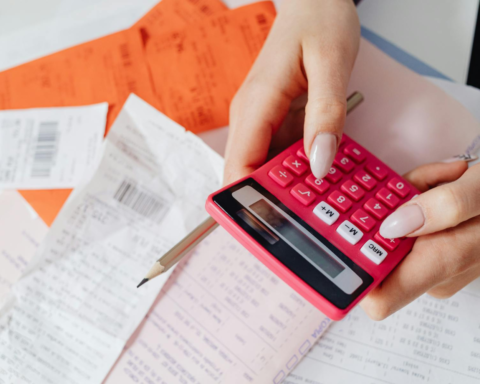 Жінкам в ЄС треба працювати понад 15 місяців, щоб отримати річну зарплату чоловіків