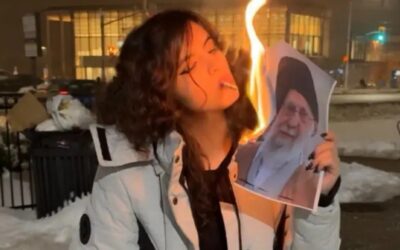 Вісник сексизму 20 Протести в Ірані: жінки підкурюють сигарети від підпалених портретів верховного лідера Хаменеї на підтримку опору режиму