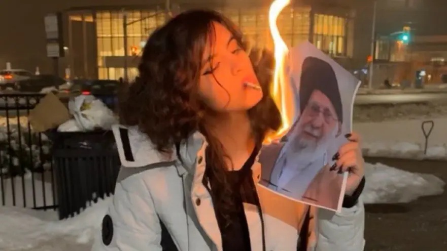 Протести в Ірані: жінки підкурюють сигарети від підпалених портретів верховного лідера Хаменеї на підтримку опору режиму