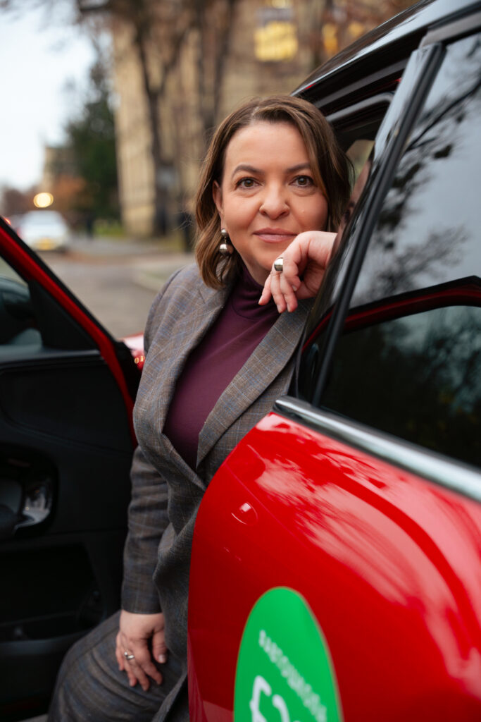 Дозволь собі сама: Чому жінки обирають кермо замість пасажирського крісла