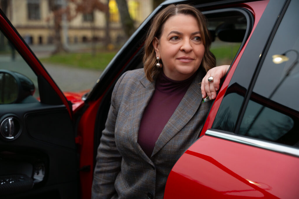 Дозволь собі сама: Чому жінки обирають кермо замість пасажирського крісла