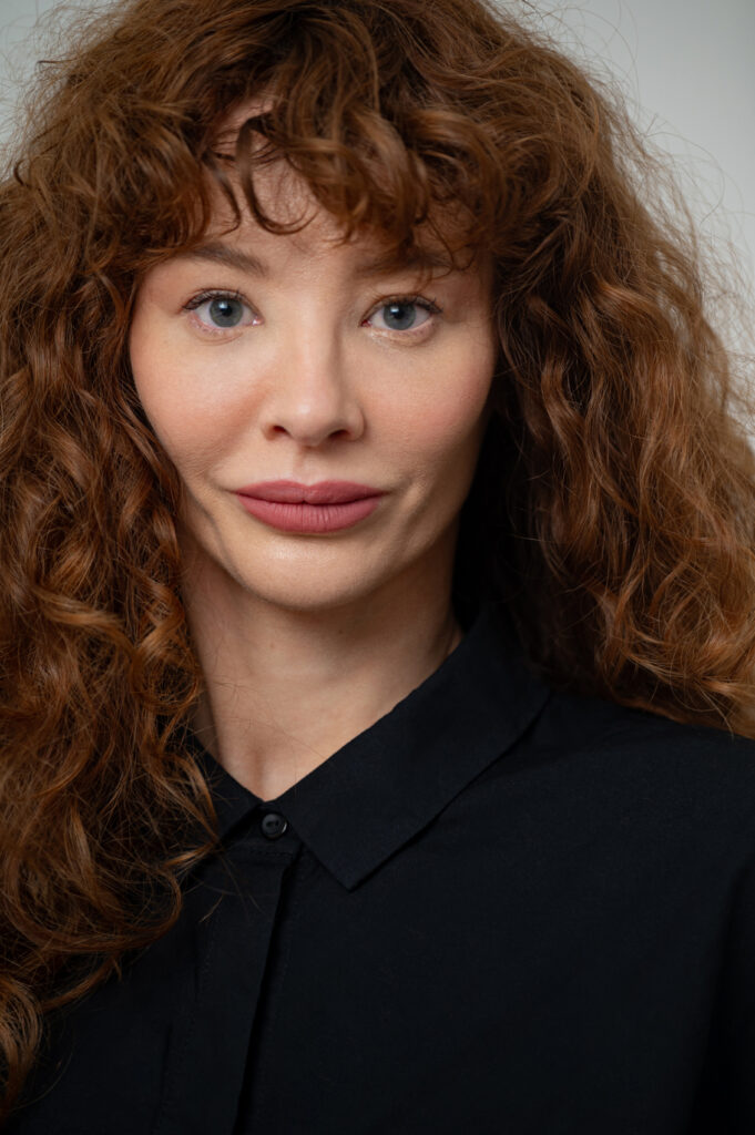 «Книжка-подорож у юність і становлення міленіалів». Видавництво «Хто це?» випустить збірку оповідань Яни Алтухової «Колекція гостросюжетних предметів»