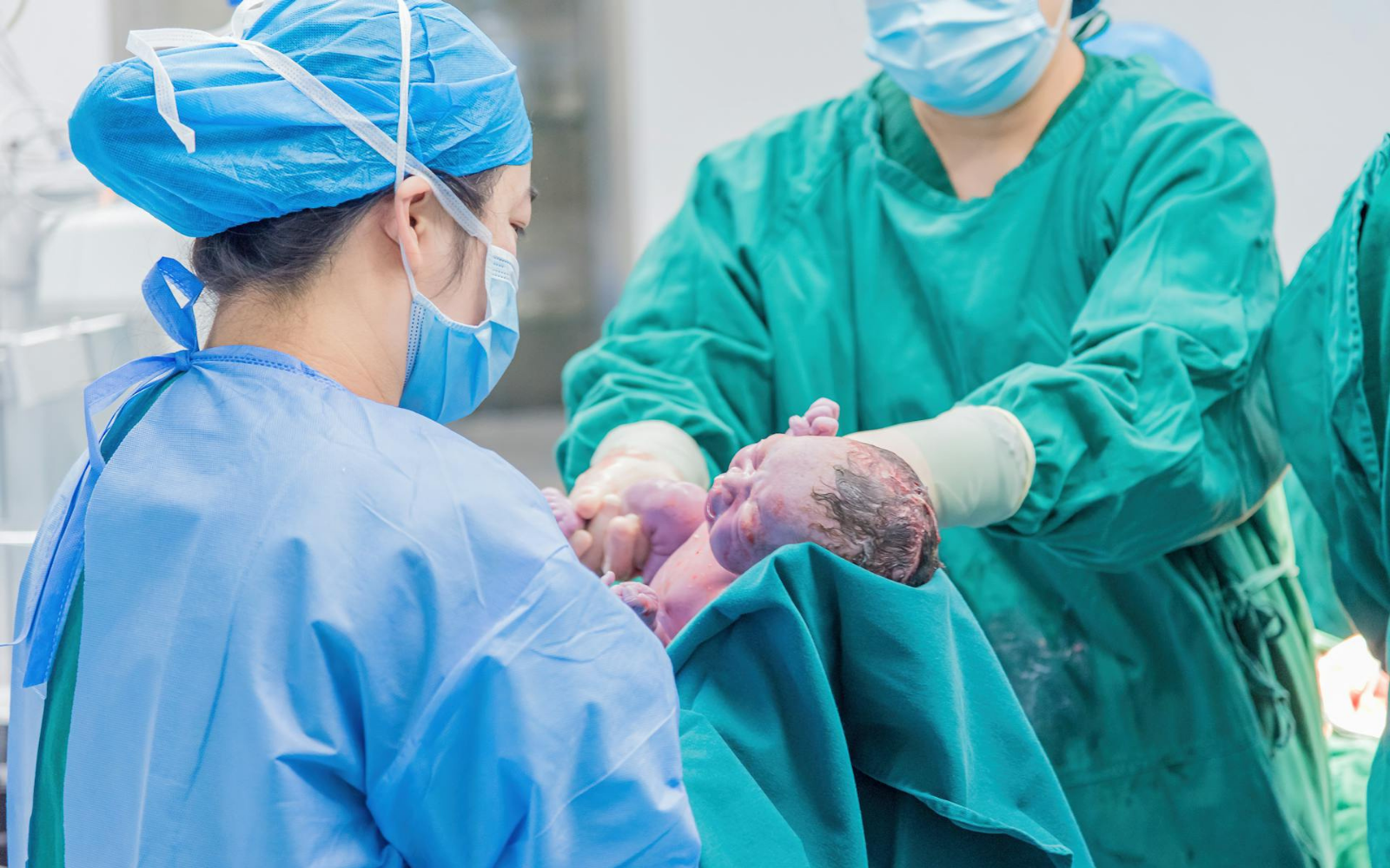 Вчені заявили про катастрофічну нестачу акушерок у світі