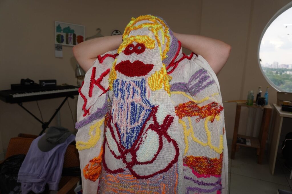 «З художницями, кураторками, золотими заходами сонця»: у Музеї Ханенків відбудеться перша виставка нейровідмінної мисткині Анни Сапон