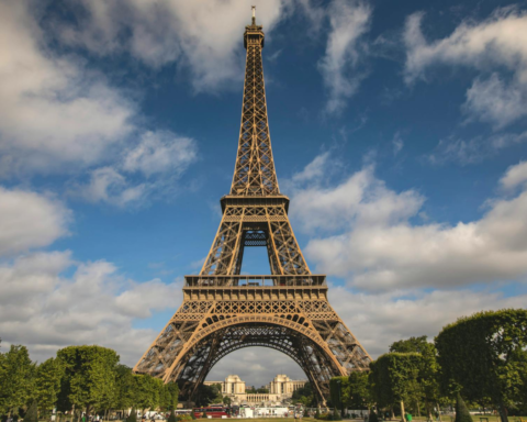 На Ейфелевій вежі викарбують імена 72 видатних науковиць, хто з’явиться на пам’ятці