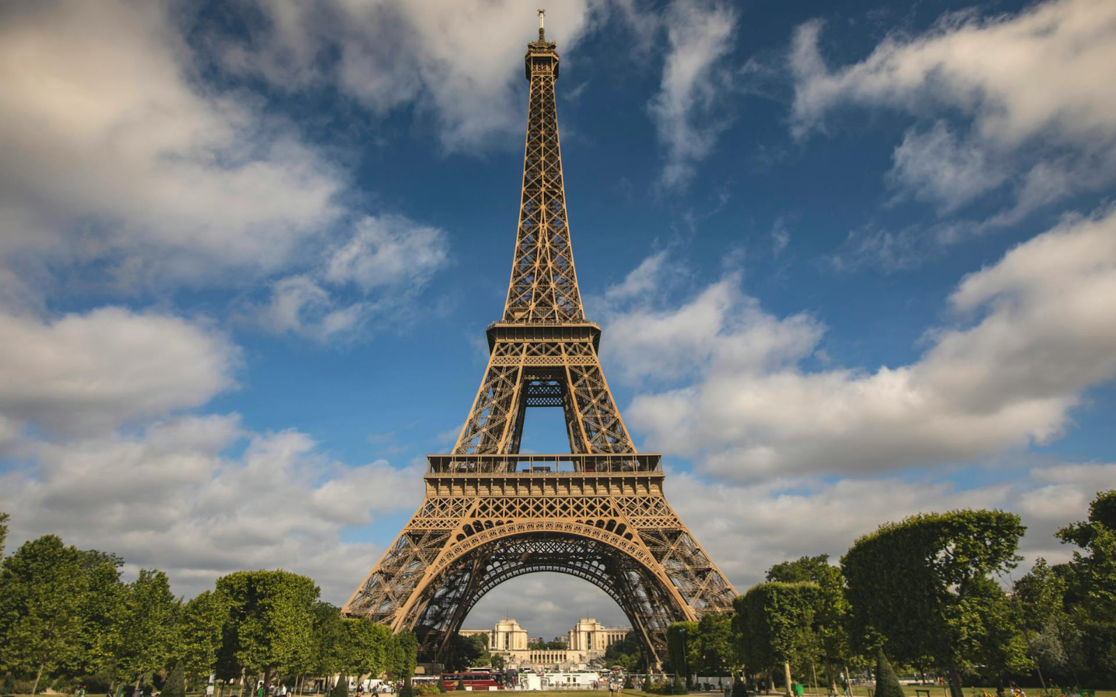 На Ейфелевій вежі викарбують імена 72 видатних науковиць, хто з’явиться на пам’ятці