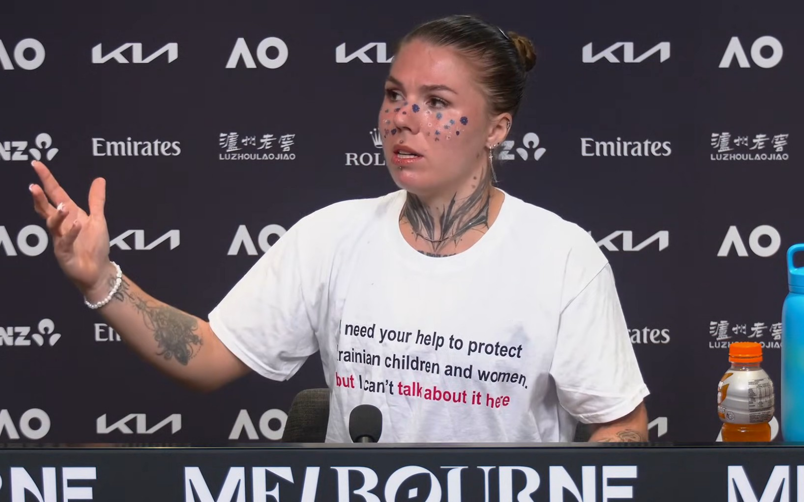 «Не можу говорити про це тут»: Олександра Олійникова на Australian Open вийшла у футболці із закликом допомогти жінкам і дітям України