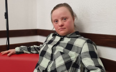 «З художницями, кураторками, золотими заходами сонця»: у Музеї Ханенків відбудеться перша виставка нейровідмінної мисткині Анни Сапон