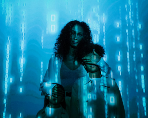 Grok Ілона Маска опинився в центрі скандалу через створення сексуалізованих дипфейків жінок та дітей